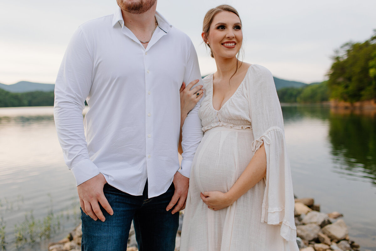 Documentary-Maternity-Session-at-Carvins-Cove-RJ-19