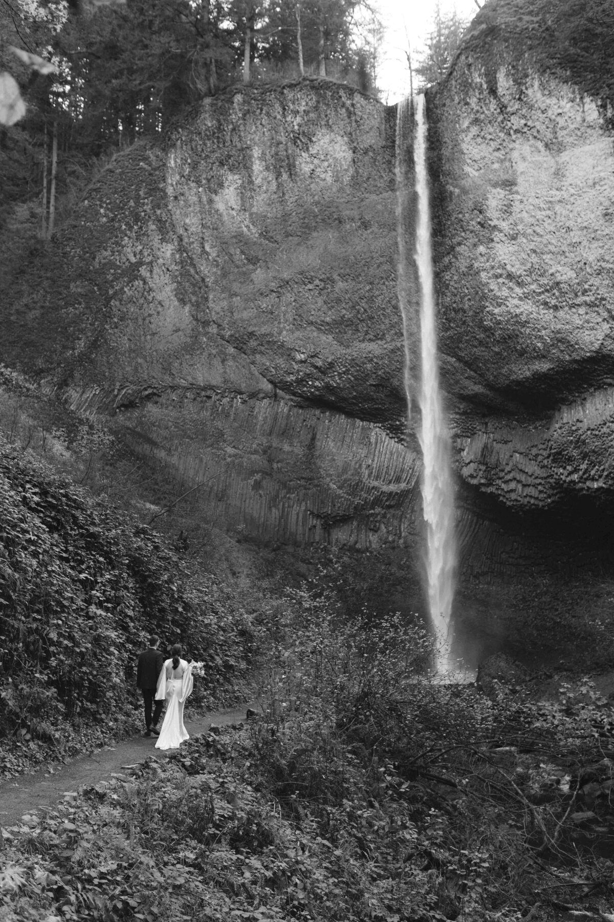 Columbia-River-Gorge-waterfall-elopement-18