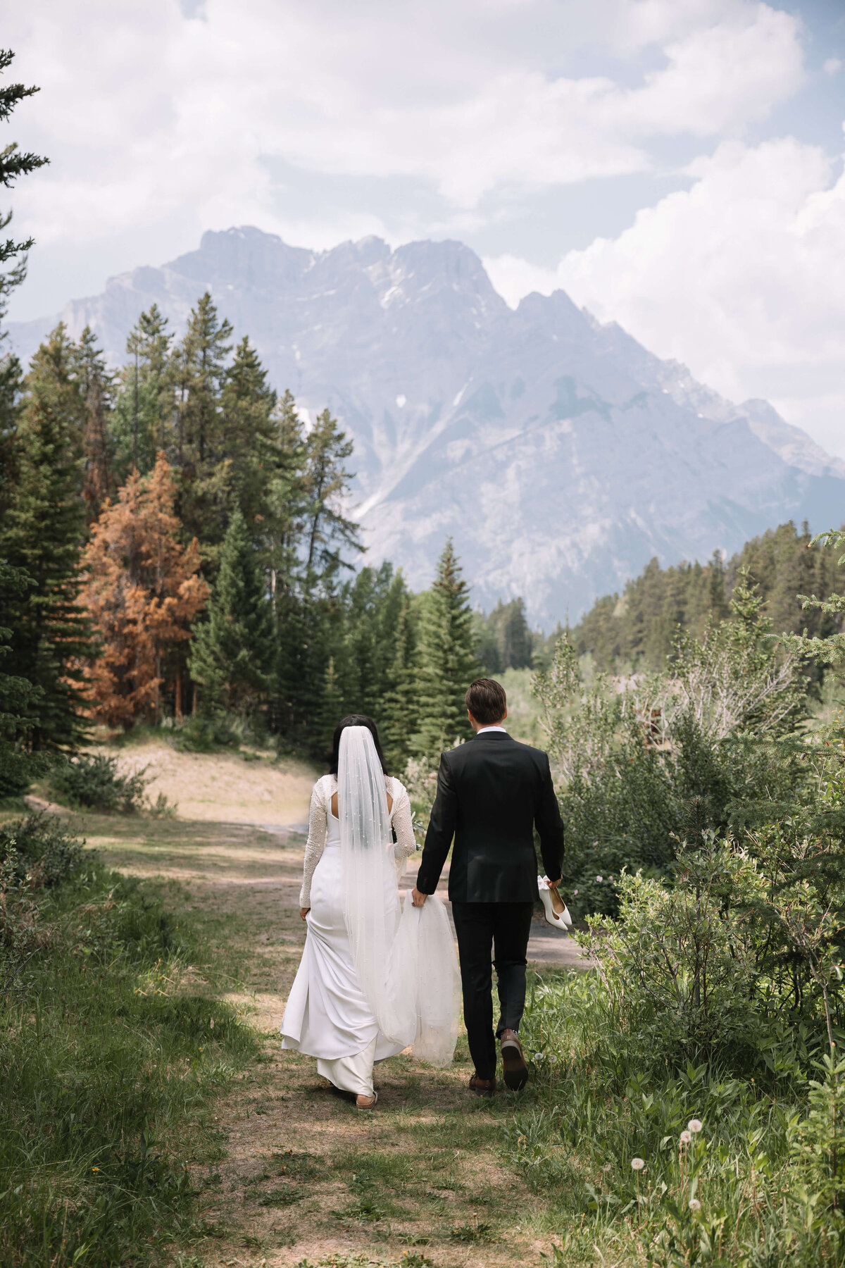 couple-walking-holding-hands-nika-helgeson-photography