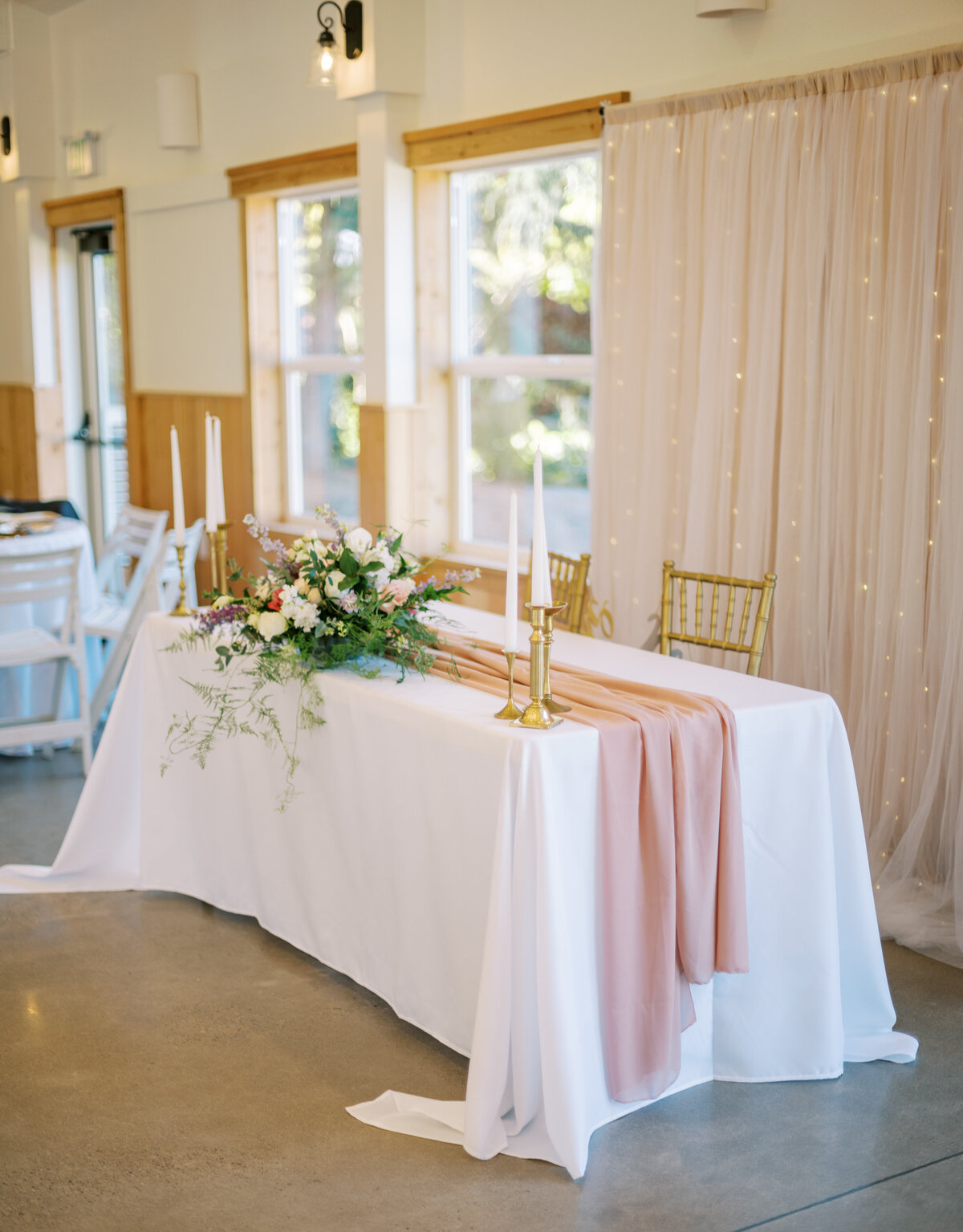 Headtable, white linen with pink sheer fabric runner.