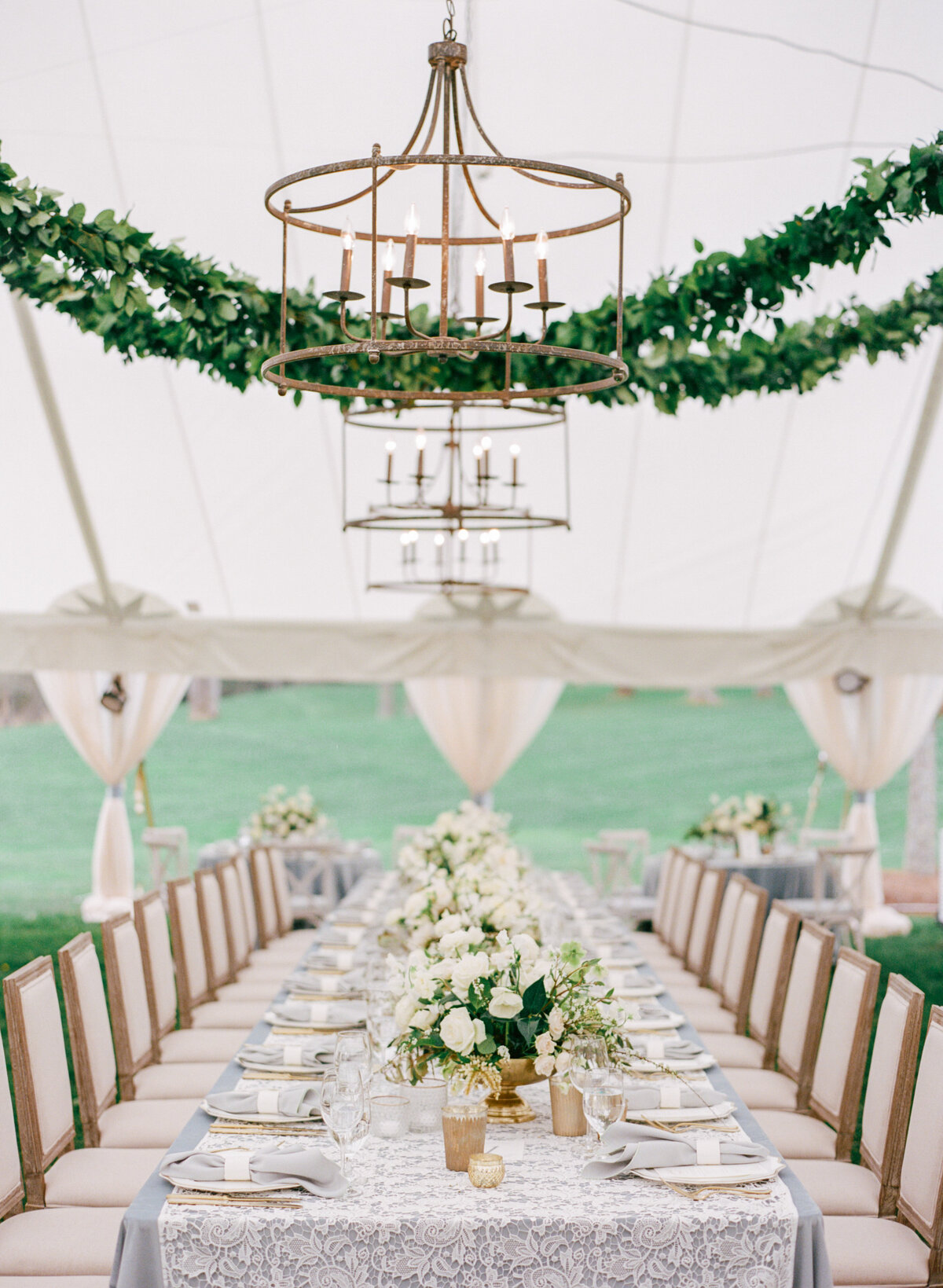 32-wedding-estate-table-greenery-garland