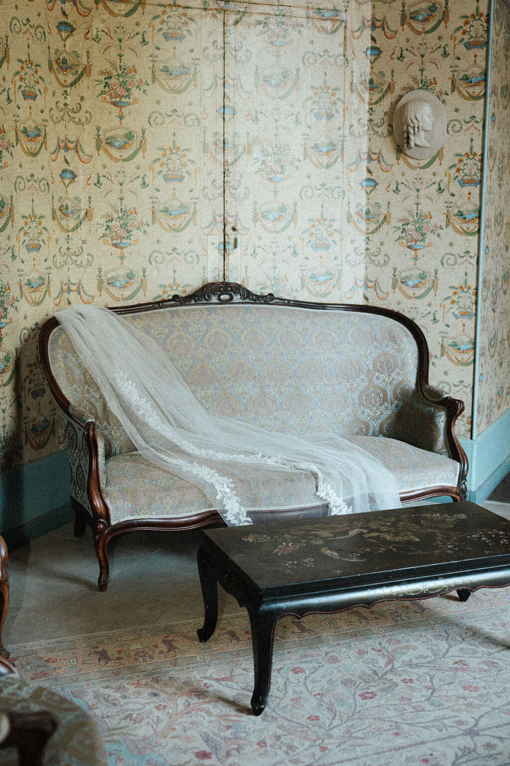 elegant-bridal-veil-on-french-sofa
