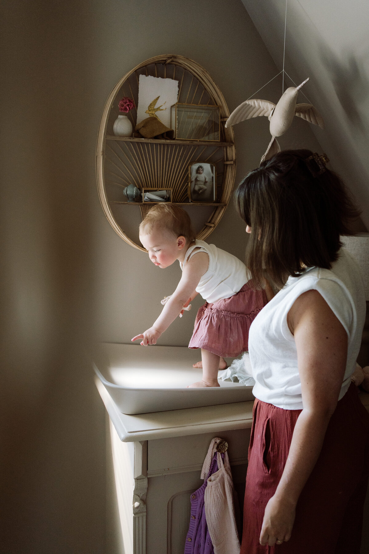 Lifestyle gezinsfotografie tijdens een Homes to Remember-shoot - naar bed brengen 