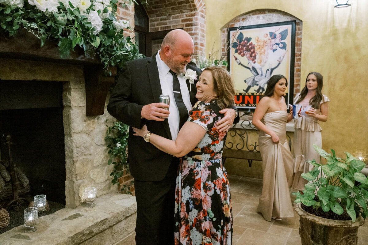 couple-dancing-during-reception