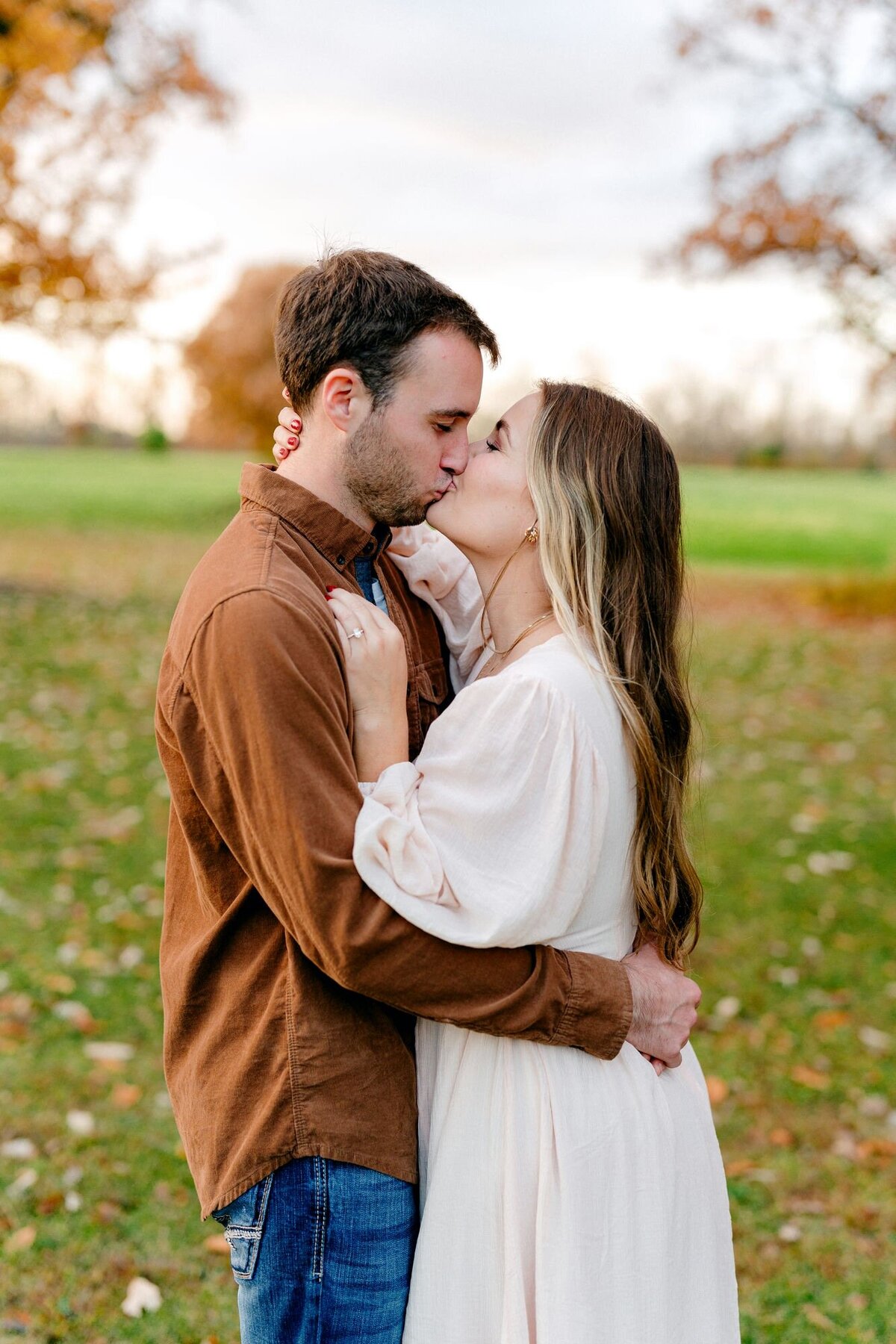 close-up-kissing-pose-engagement