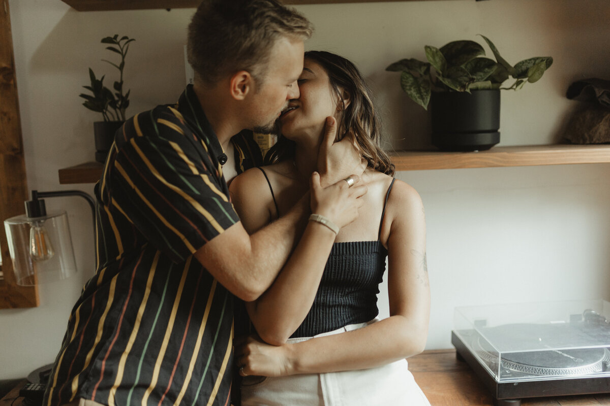 casualcouplesinhomesessionkansascityphotographer-68