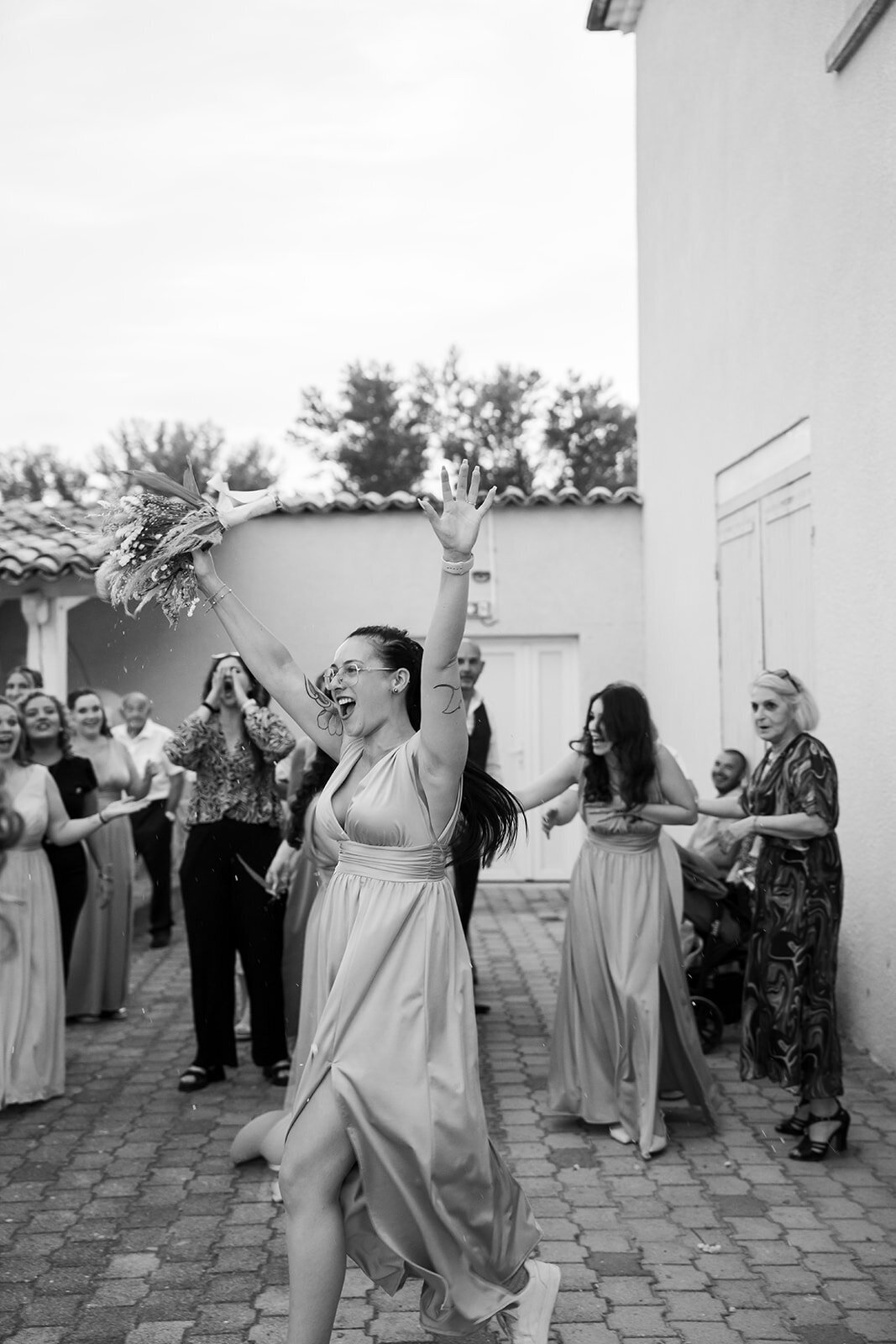 mariage-en-provence-couple-maries-lance-de-bouquet