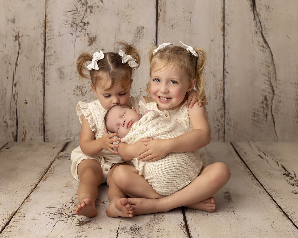 NEWBORN_BABYBOYWRAPPEDWITHSISTERSKISS