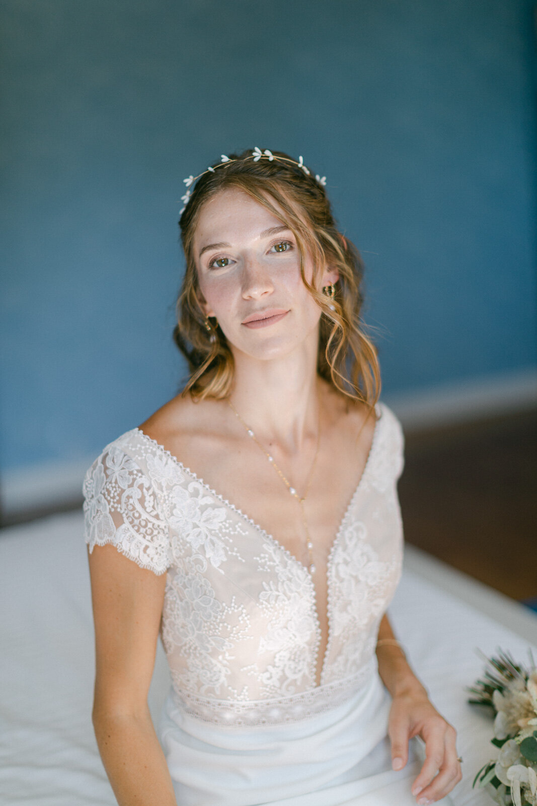 Portrait éditorial de mariée en robe de dentelle, lumière naturelle et élégance intemporelle à Nantes.