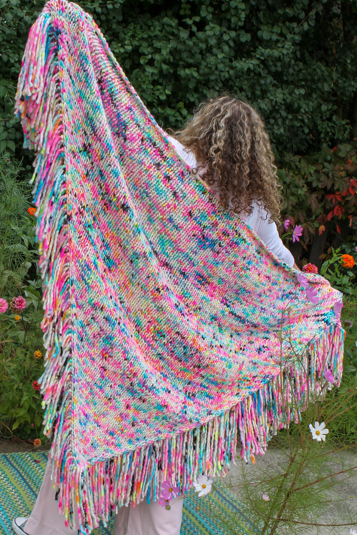 holding shawl outo side