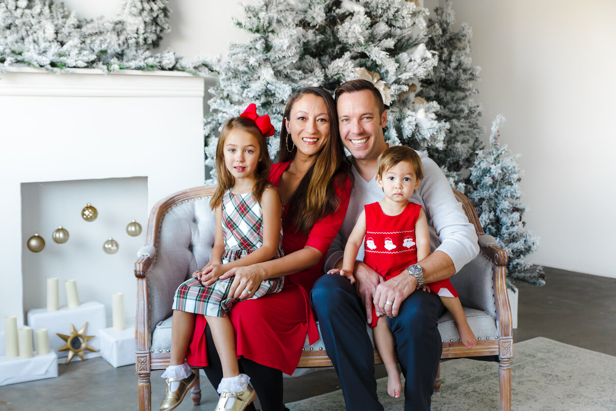 Mini Session- 2022 Holiday Minis- Green Family-46