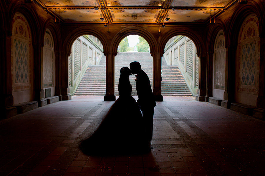 couple kissing in central park