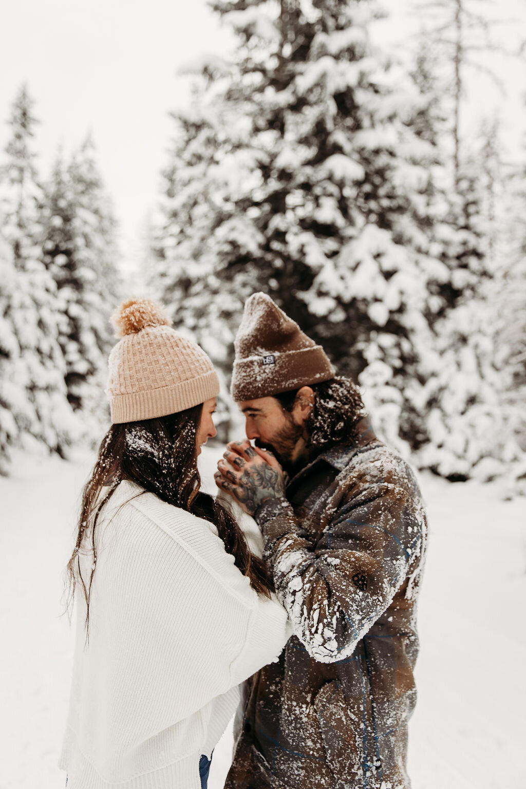 snowyengagementphotos-winterphotos-winterengagementphotos