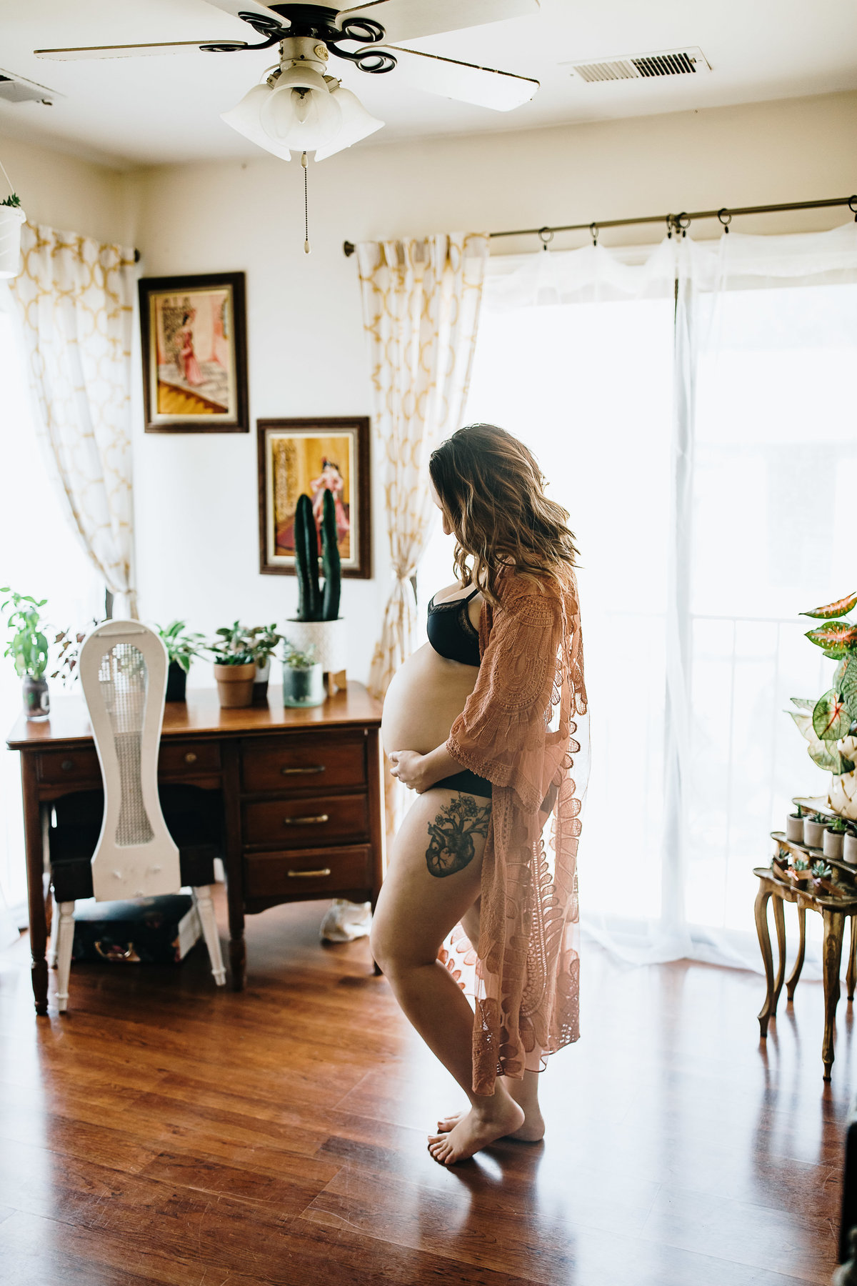 in-home-maternity-photoshoot-rebecca-renner-photography-1-2
