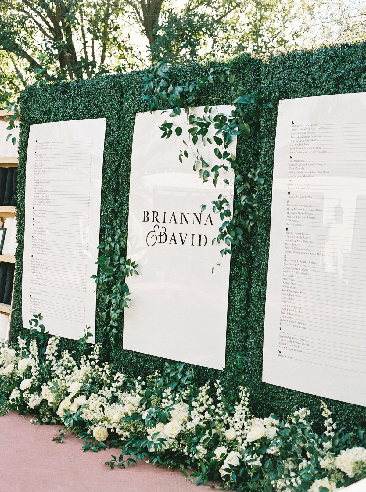 classic-wedding-seating-display-hedge-wall