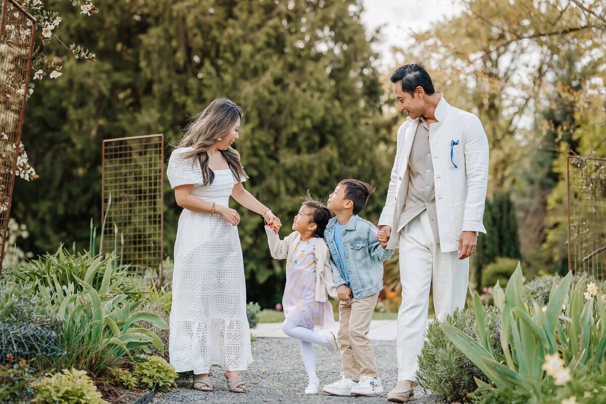 Kids looking at mom at Bellevue Botanical Garden