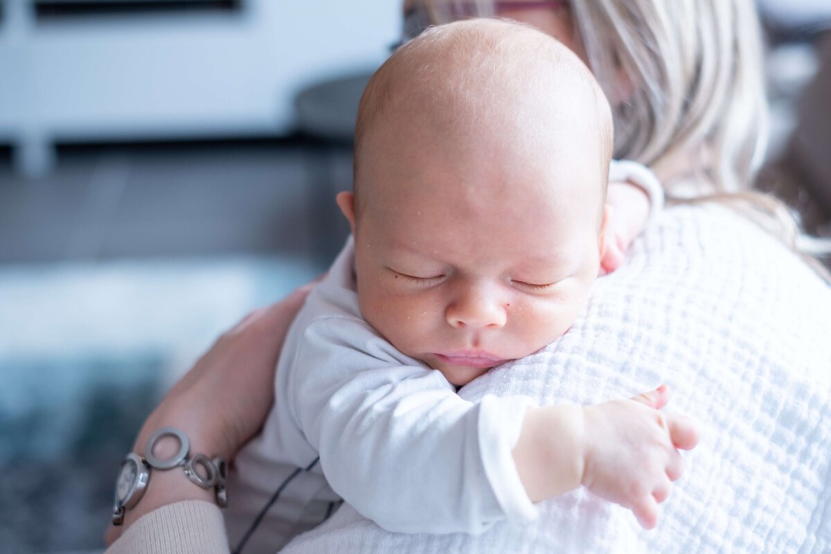 Kraamreportage lifestyle newborn shoot - Irene Maris Fotografie Tilburg