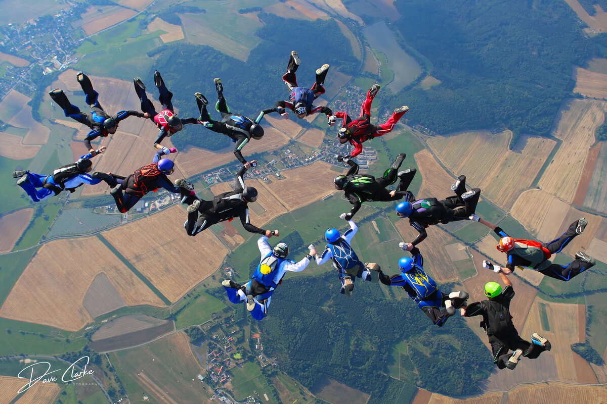 Das Bild zeigt eine Formation von Fallschirmspringern über dem Sprungplatz Skydive Pink Klatovy