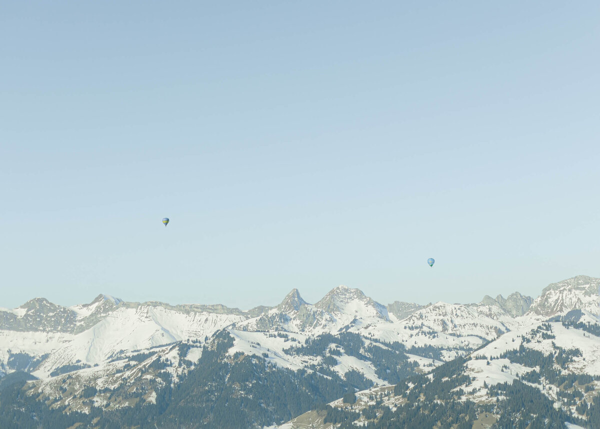 chloe-winstanley-events-switzerland-gstaad-mountain-hot-air-ballon