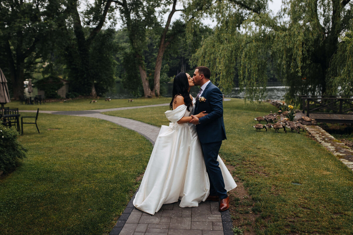 crooked-lake-inn-wedding-photographer-09