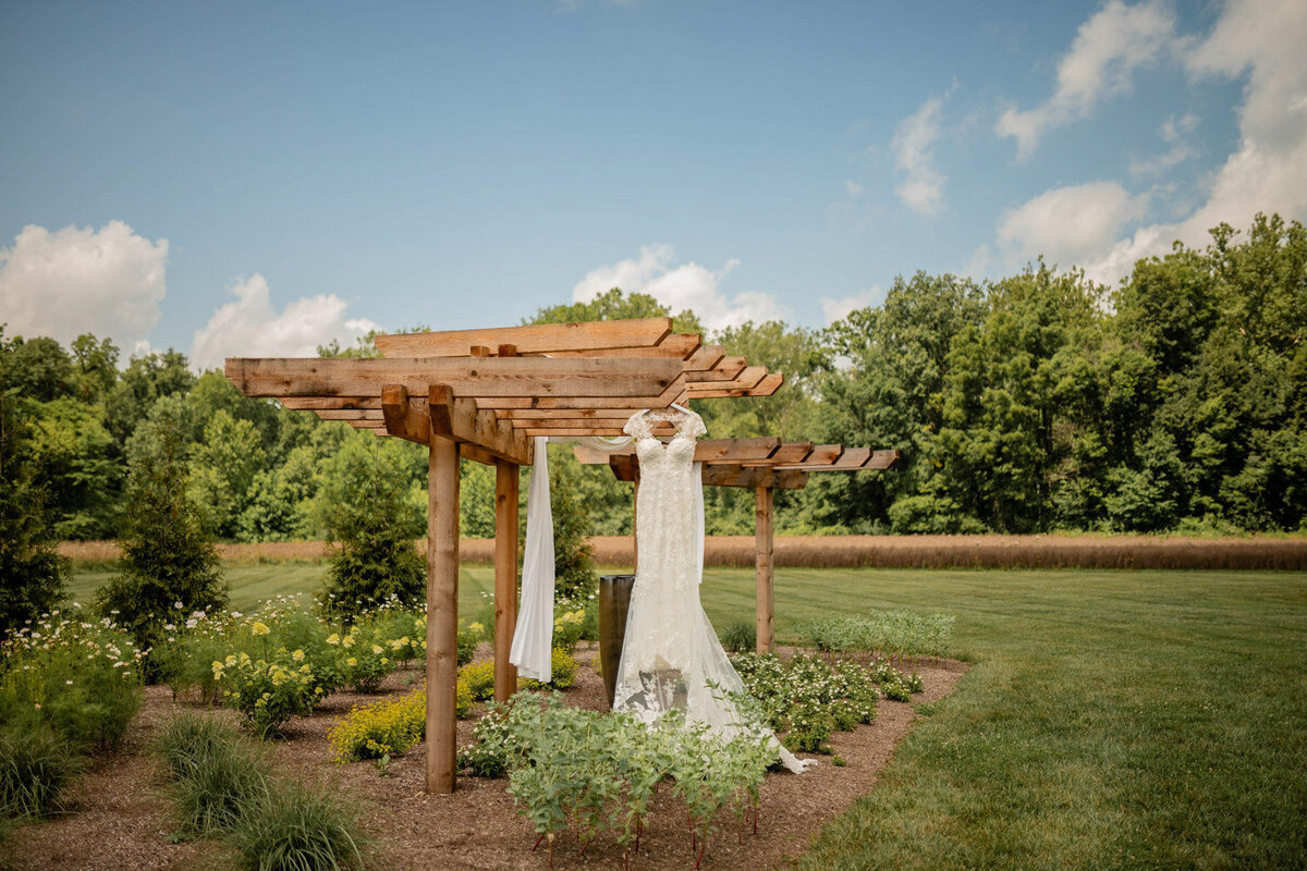 Side view of the pergola with a wedding dress displayed on it