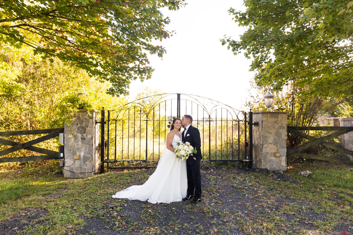 loudoun-studios-wedding-bluemont-blue-valley-vineyards-virginia00010