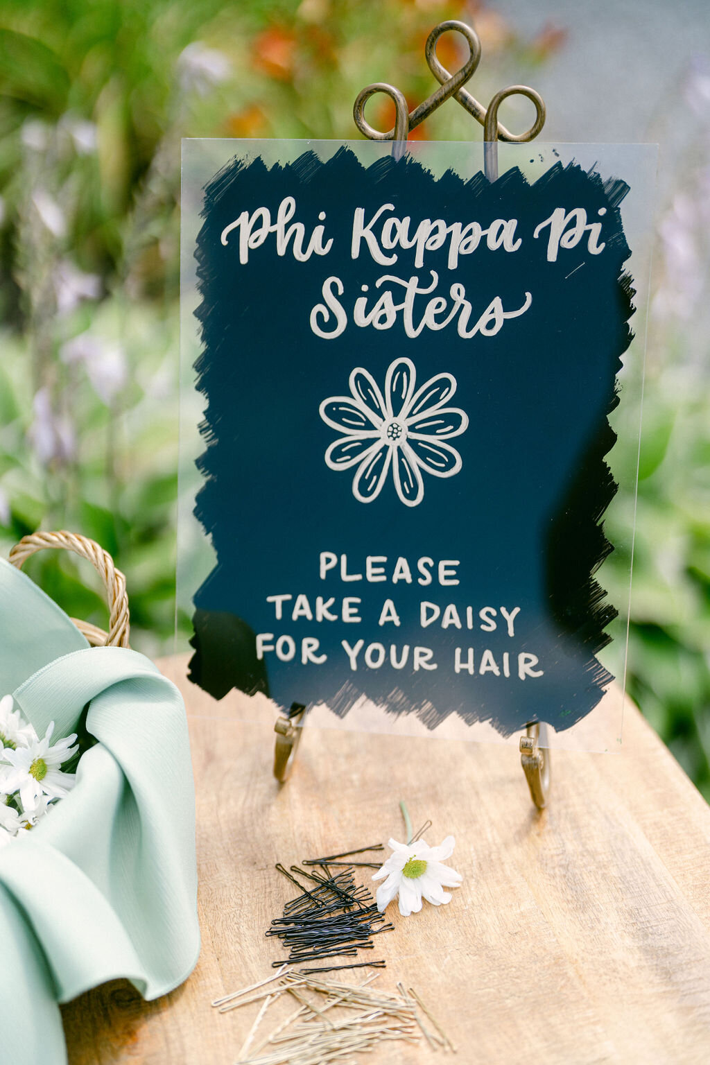 sorority-daisy-florals-wedding-ceremony