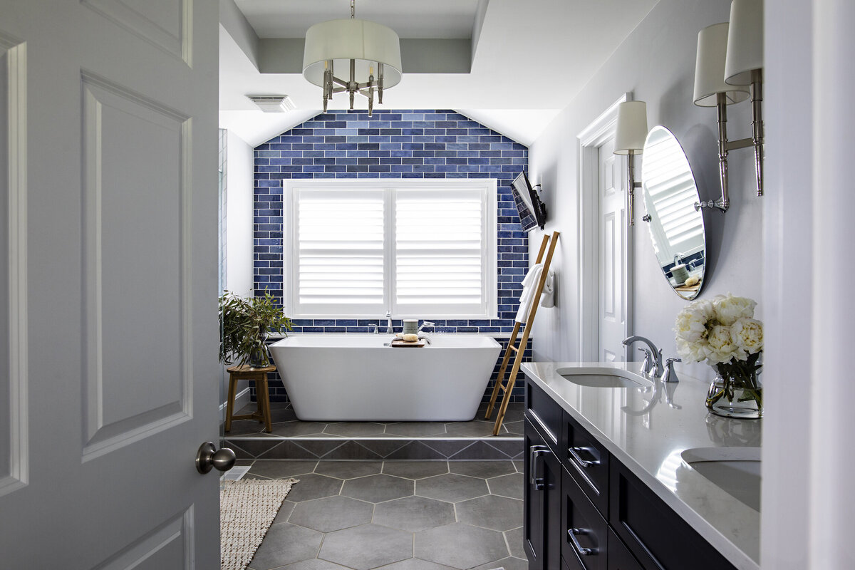 main-bathroom-blue-tile