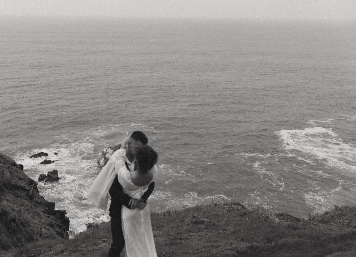 elopement oregon cliff - lizarrietaphotography-22