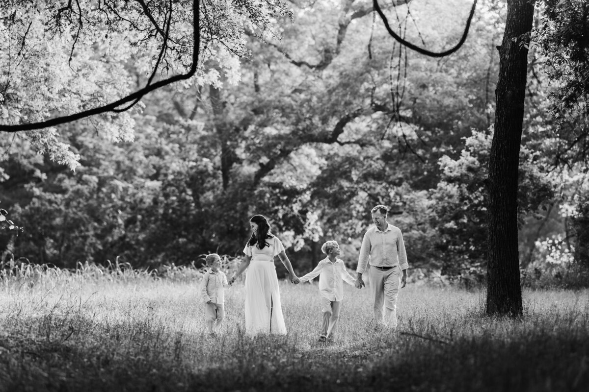 sweet-family-walks-in-tall-grass