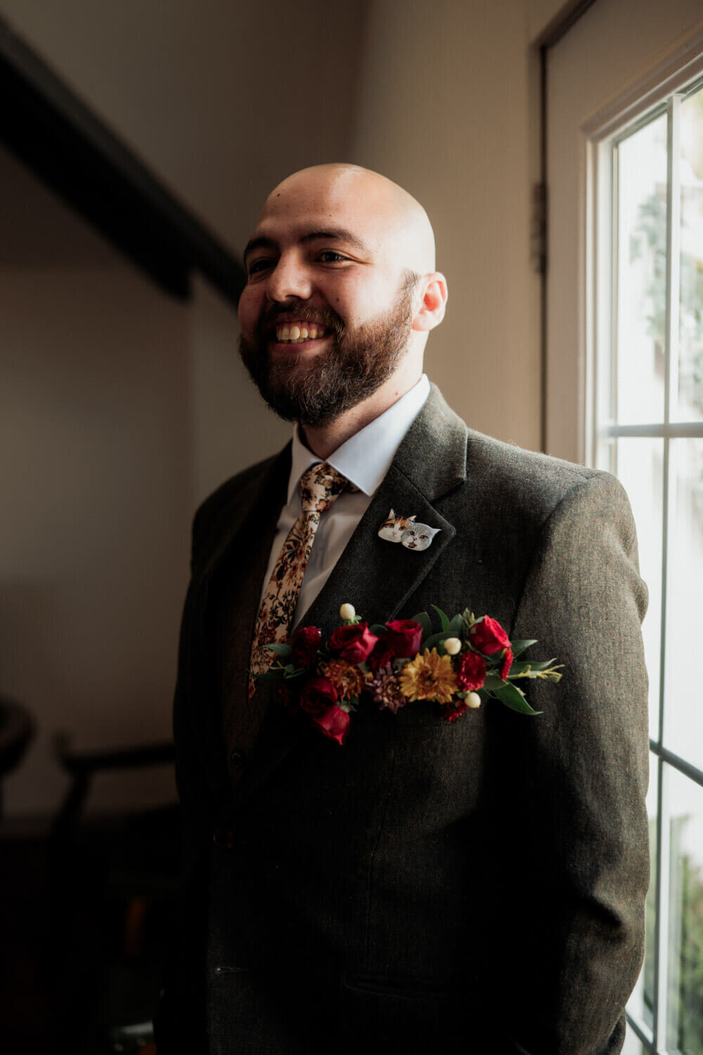Groom wears cats on suit as suprise gift