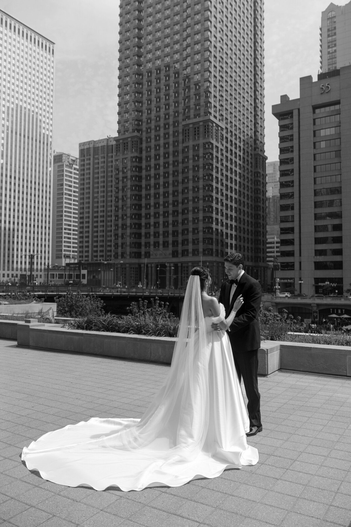 Aspen-Avenue-Berlez-Chicago-Wedding-Photographer-Great-Events-Epic-Events-Rockwell-on-the-River-Entertaining-Company-Jewish-Wedding-Editorial-50