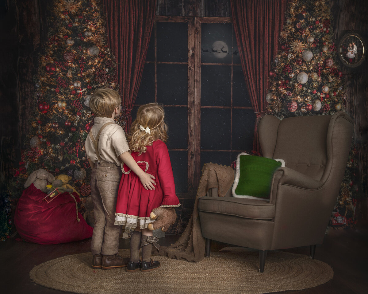 Capture the magic with our delicate fairy portrait — a whimsical image of a tiny fairy perched gently on a handcrafted toadstool. Perfect for fantasy-inspired children's photography sessions in Ottawa.

