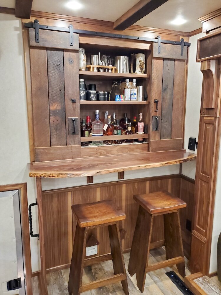 luxury-living-quarter-horse-trailers-trail-boss-conversions-living-areas-45