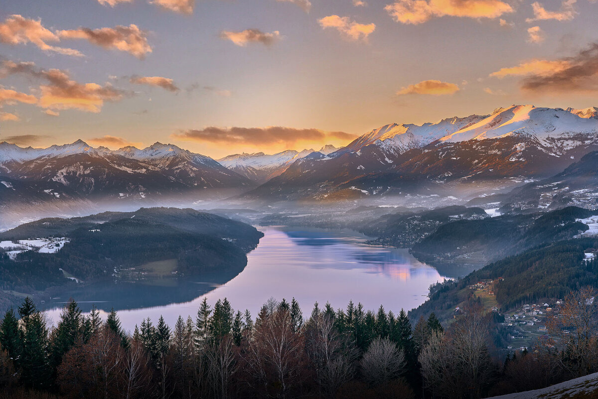 Abendstimmung über dem Millstätter See in Kärnten – beeindruckende Alpenlandschaft mit Nebelschleiern und weichem Licht – professionelle Landschaftsfotografie von Atelier Schulte, österreichweit buchbar.