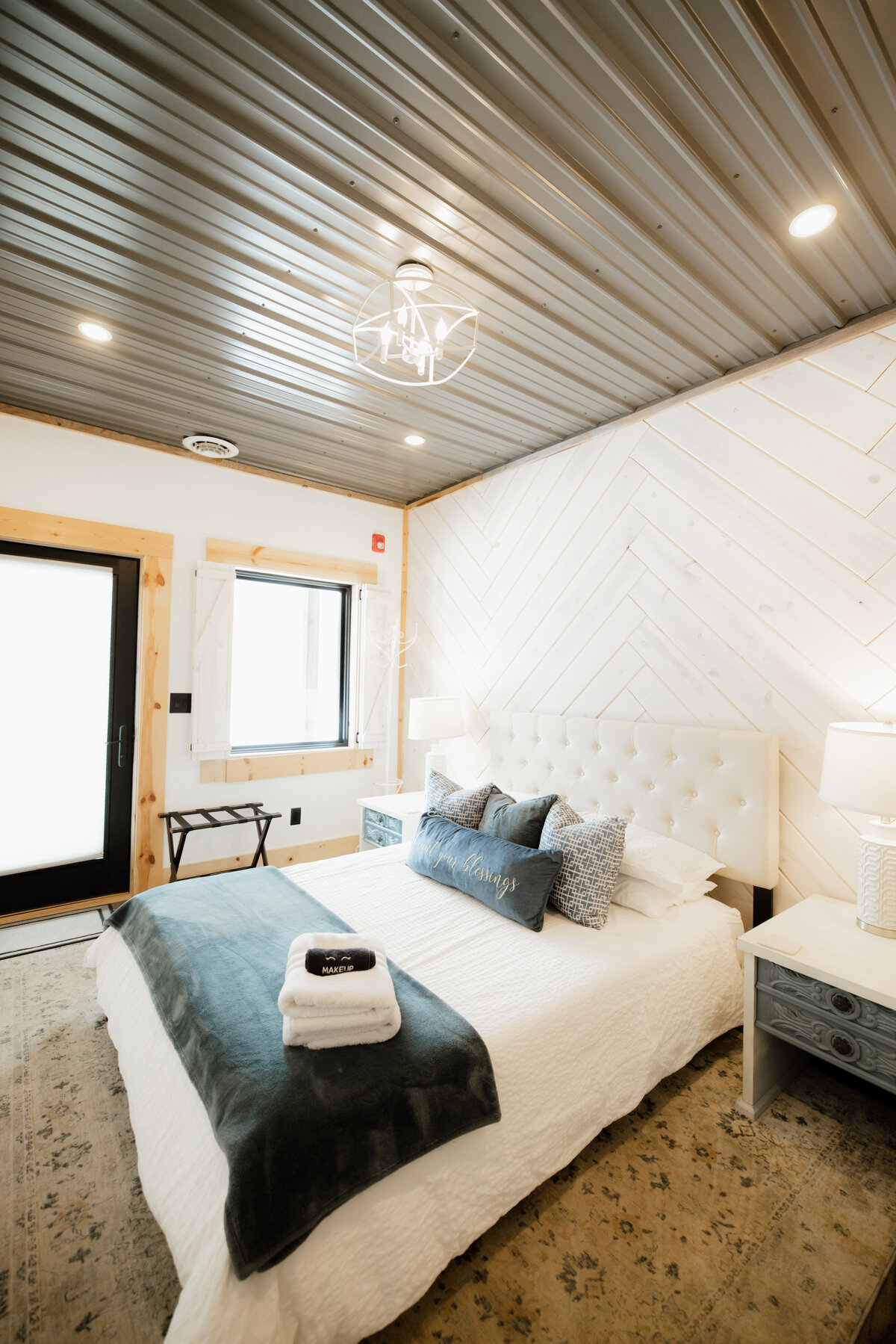 Bear-Ridge-Destination-barndo-suites-rosie-photo-video-17