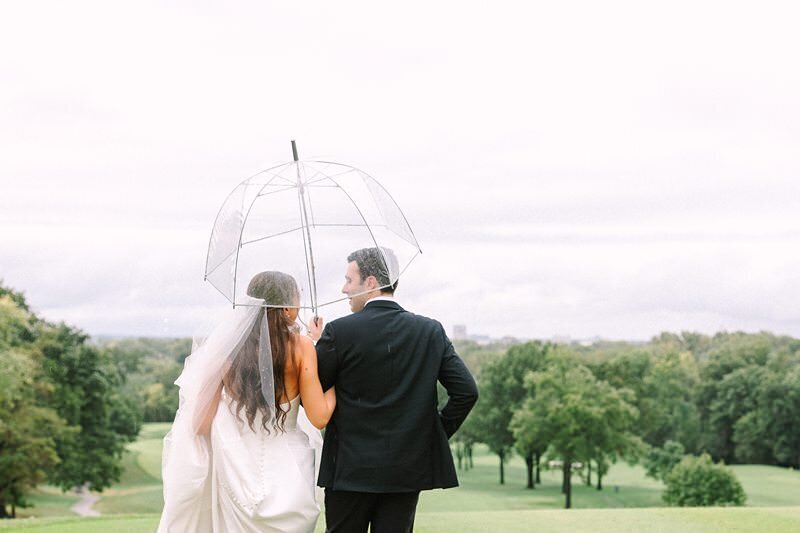 bride-and-groom-rainy-umbrella-evansville-country-club23