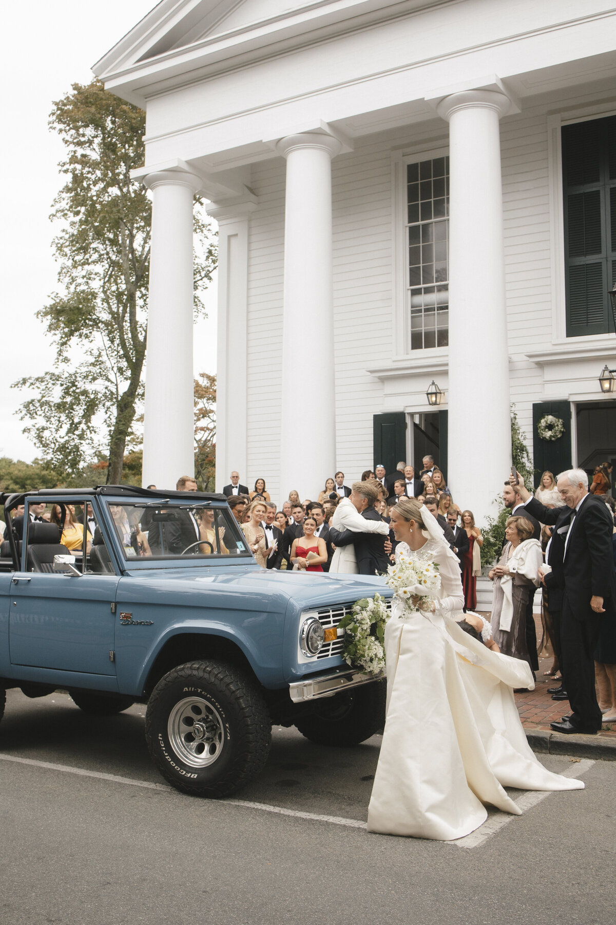 Marthas-vineyard-wedding-planner-kg-events-design-luxury-destination-weddings-private-events-corporate-events-edgartown-ma-event-designer-outdoor-tented-wedding-reception-island-wedding-vogue-wedding-pohogonot-36