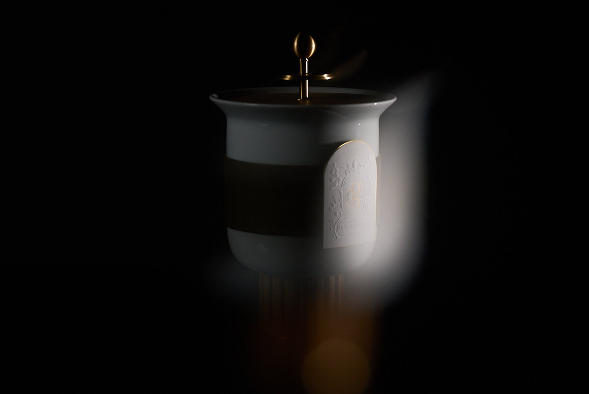 Jeu de lumière sur la création GENÈSE – production visuelle et direction artistique pour marques de prestige par Clap Maker.