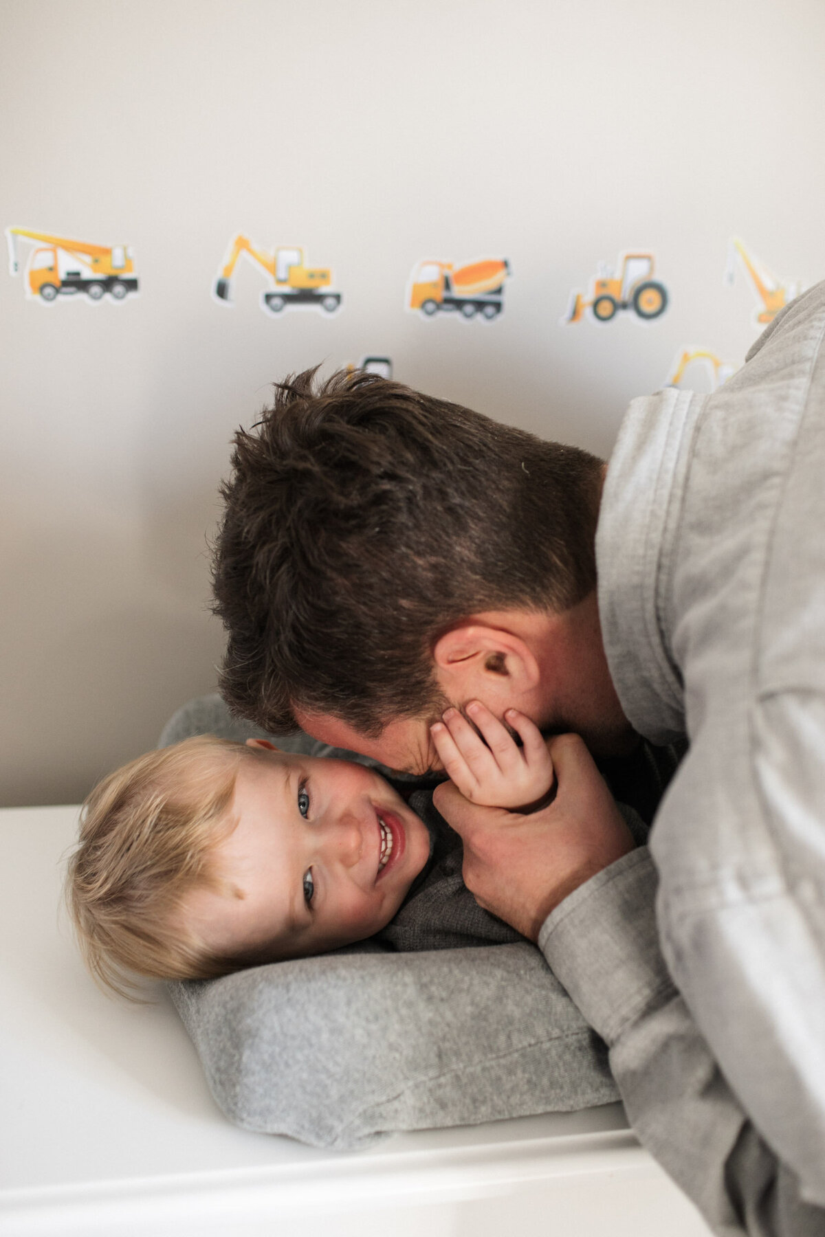 candid-natural-boston-newborn-family-photographer-zev-fisher-035