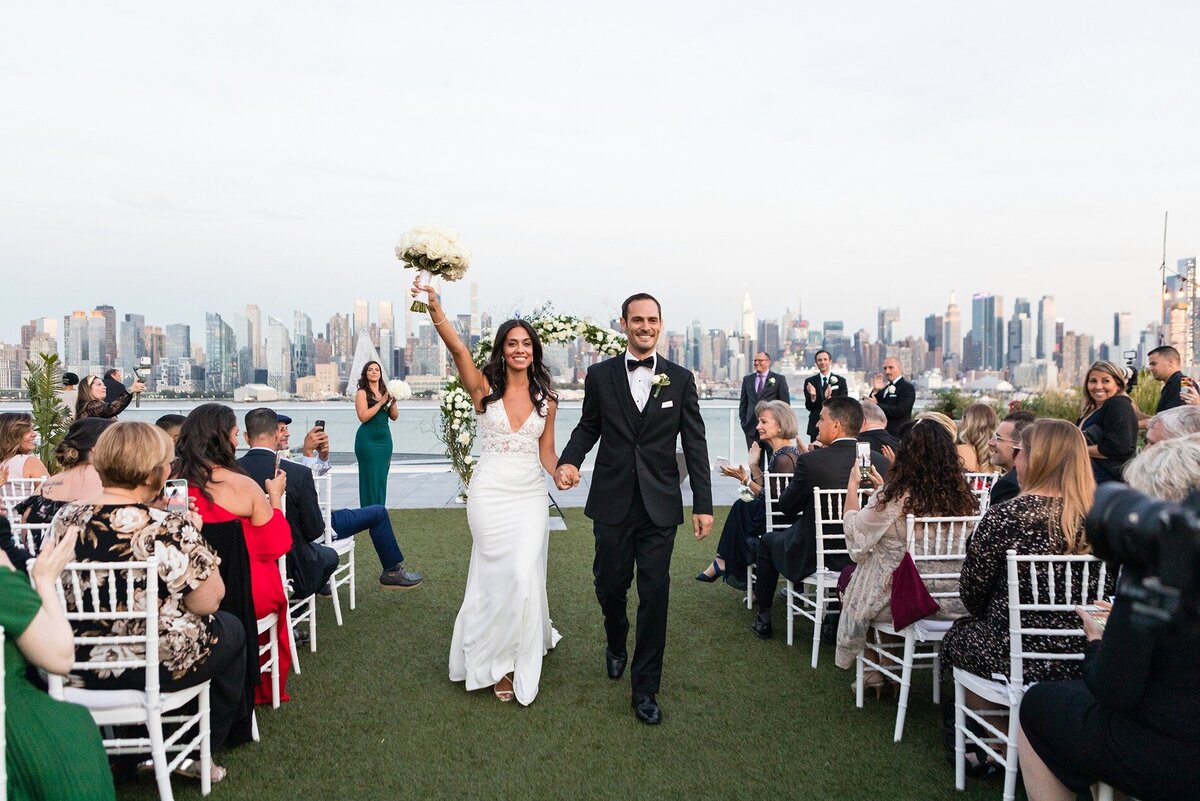 married-couple-envue-hotel-ceremony