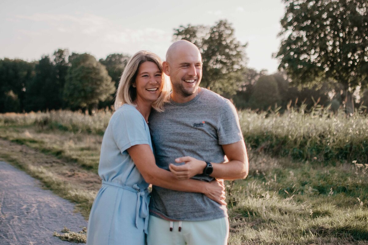 familieshoot-bij-water-golden-hour-emotie-Leukfotografie-1