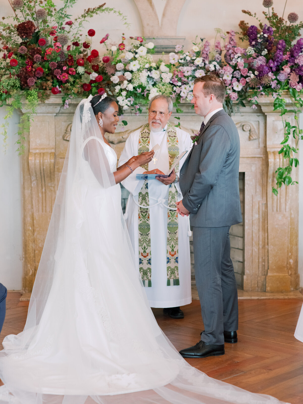 casa-dos-penedos-portugal-wedding-summer-ceremony-indoors