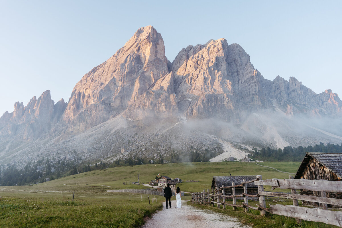 Picnic elopement at Cinque Torri Dolomites with pizza