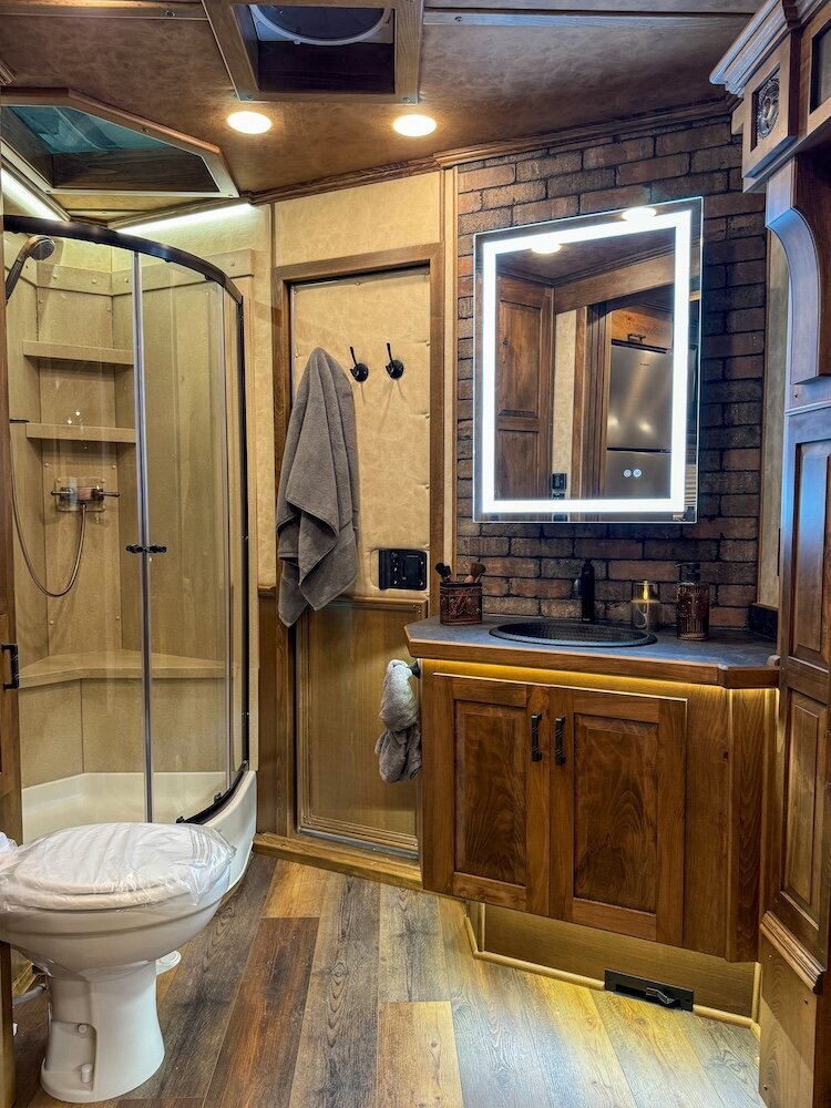 luxury-living-quarter-horse-trailers-trail-boss-conversions-bathrooms-27
