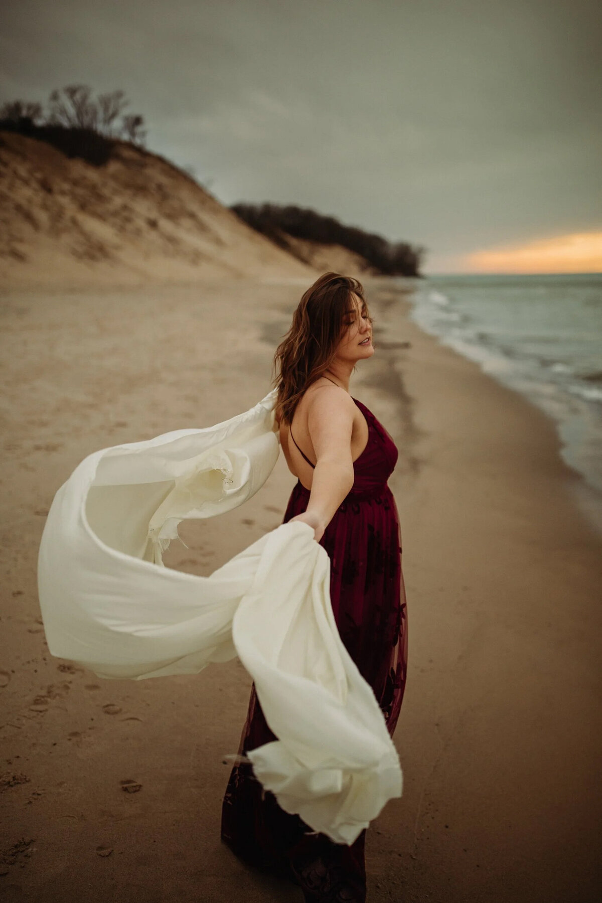 beach+engagement+session+nwi+indiana+photographer+photography+moody+rainy+lifestyle+windy