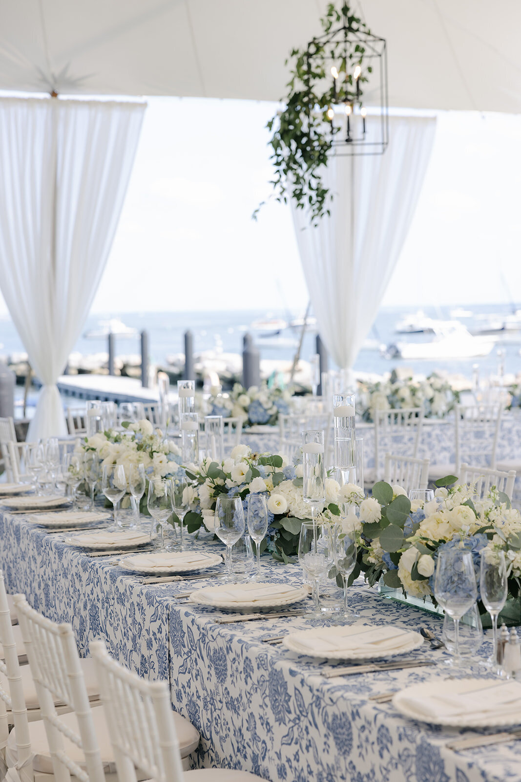 blue-white-country-club-wedding-table-menus