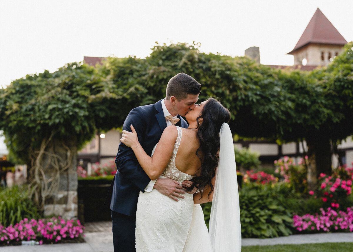 bride-and-groom-pictures-at-saint-clements-castle