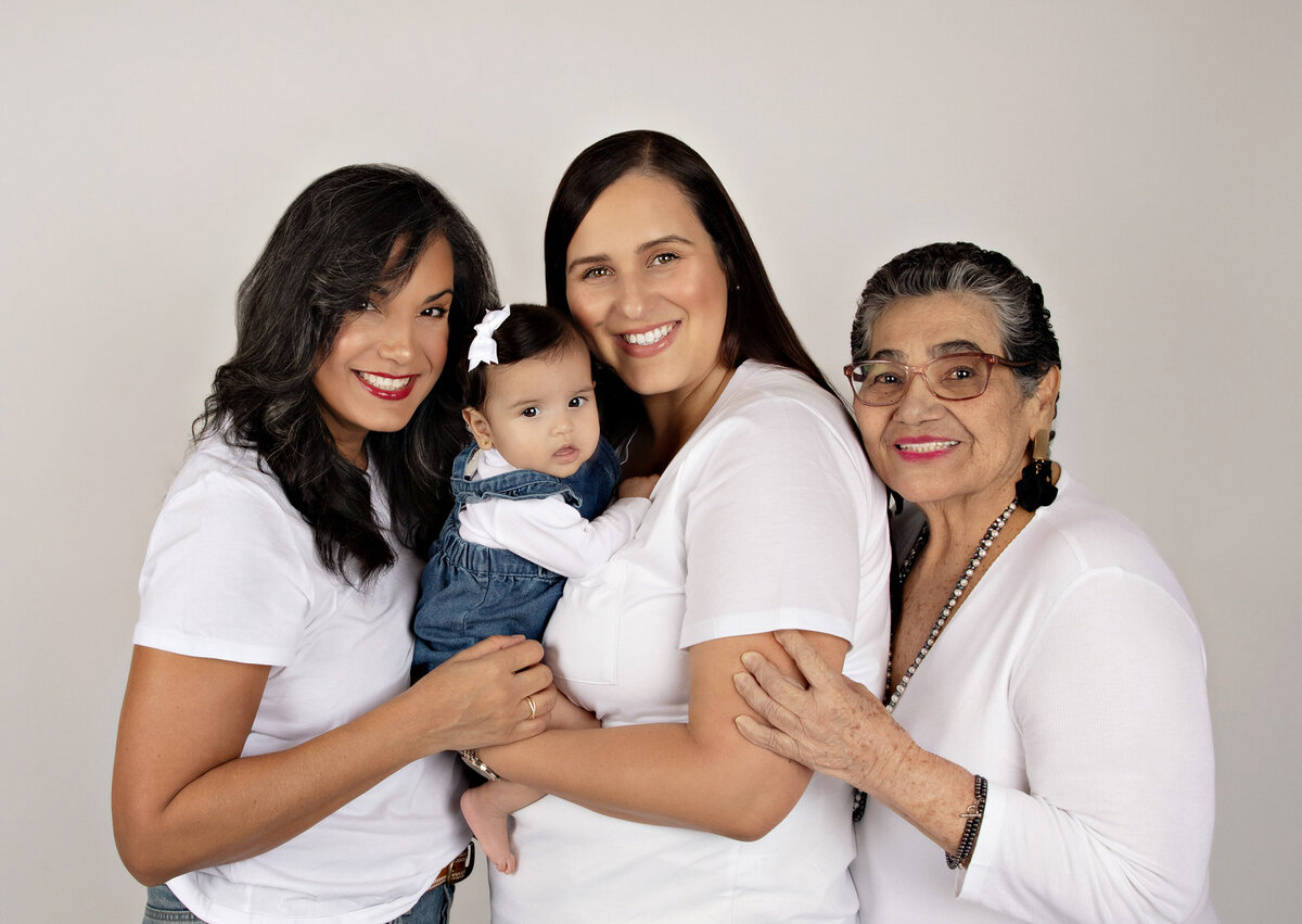 familygraduateseniornewbornboyseniorgraduateheadshotsfamilynewborngirlfirstbirthdayportraiturephotographystudioportraitsnewborngirlboyfamilyEvaMaganaPhotographychildphotographer (14 of 5)