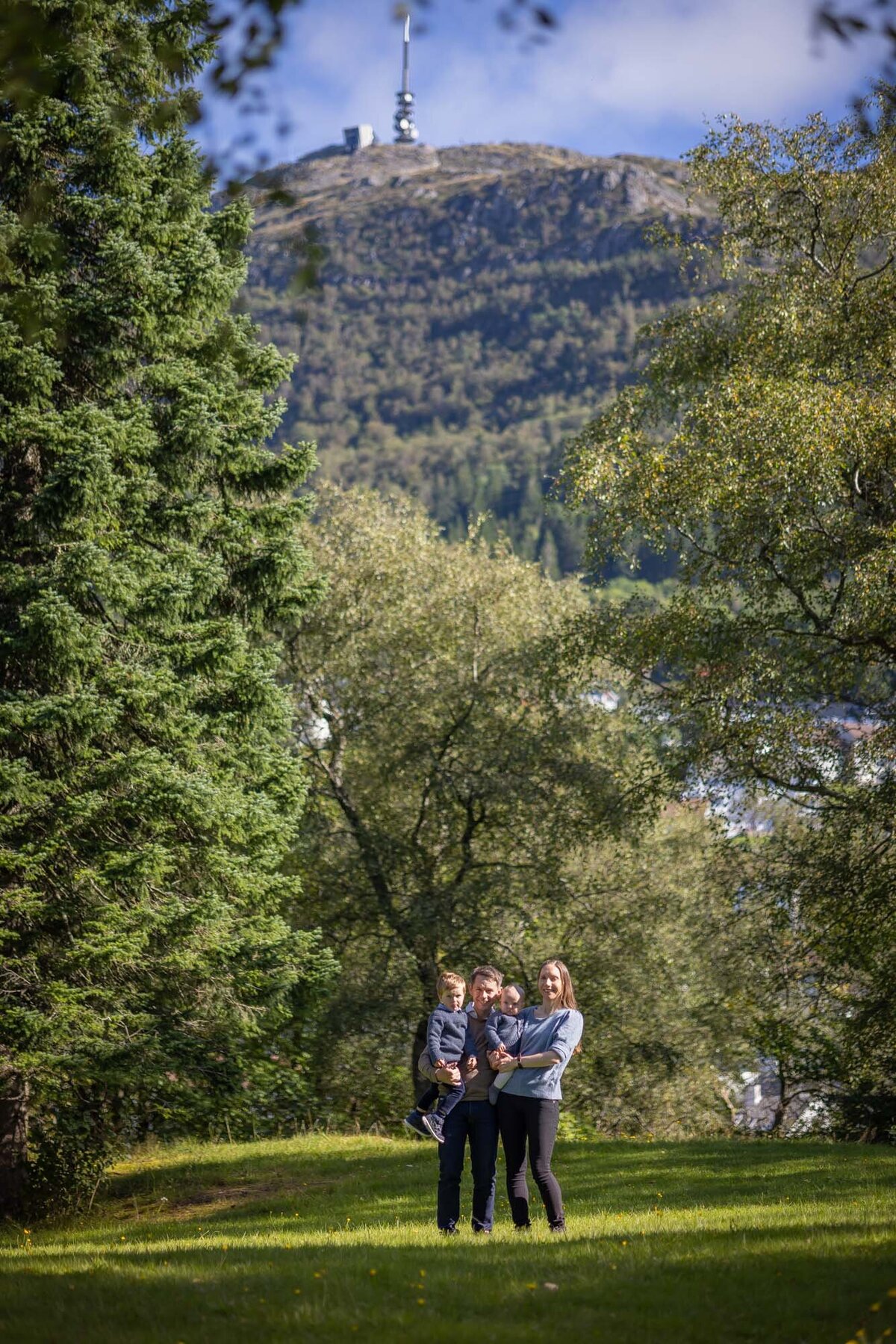 Fotografert i Langhaugparken av Fotograf Linn Landmark. Ulriken i bakgrunnen.